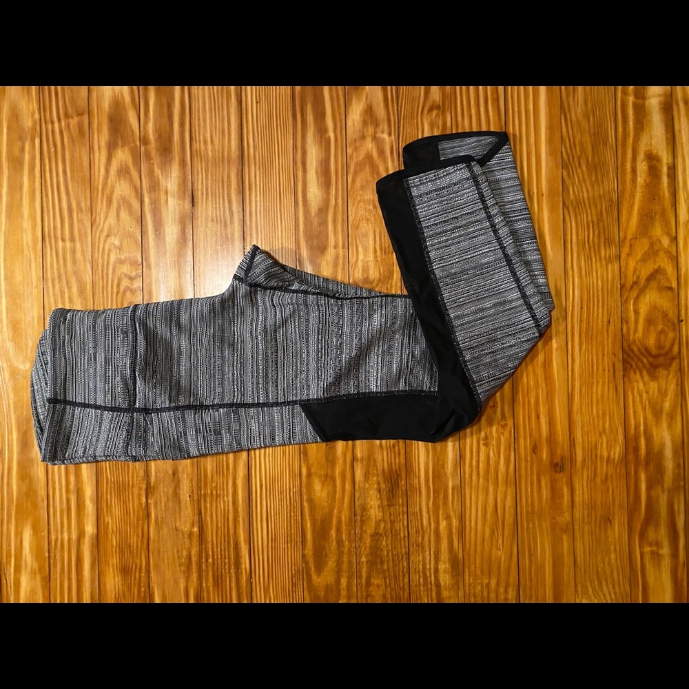NEW Athleta jacquard mesh chaturanga capri - Picture 7 of 11